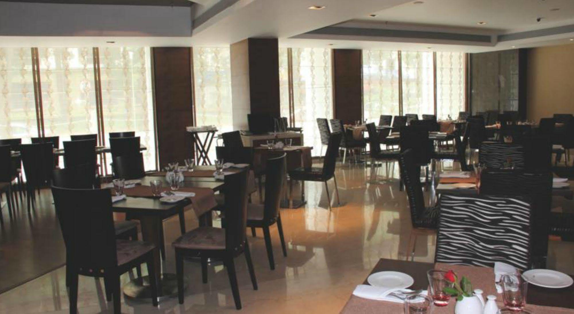 Ramada By Wyndham Navi Mumbai Hotel Eksteriør billede